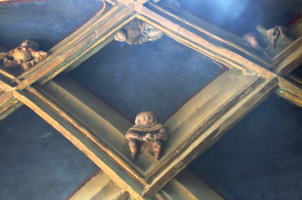 Figuren am Goldenen Dachl Munter-obskure Gesellen am Goldenen Dachl