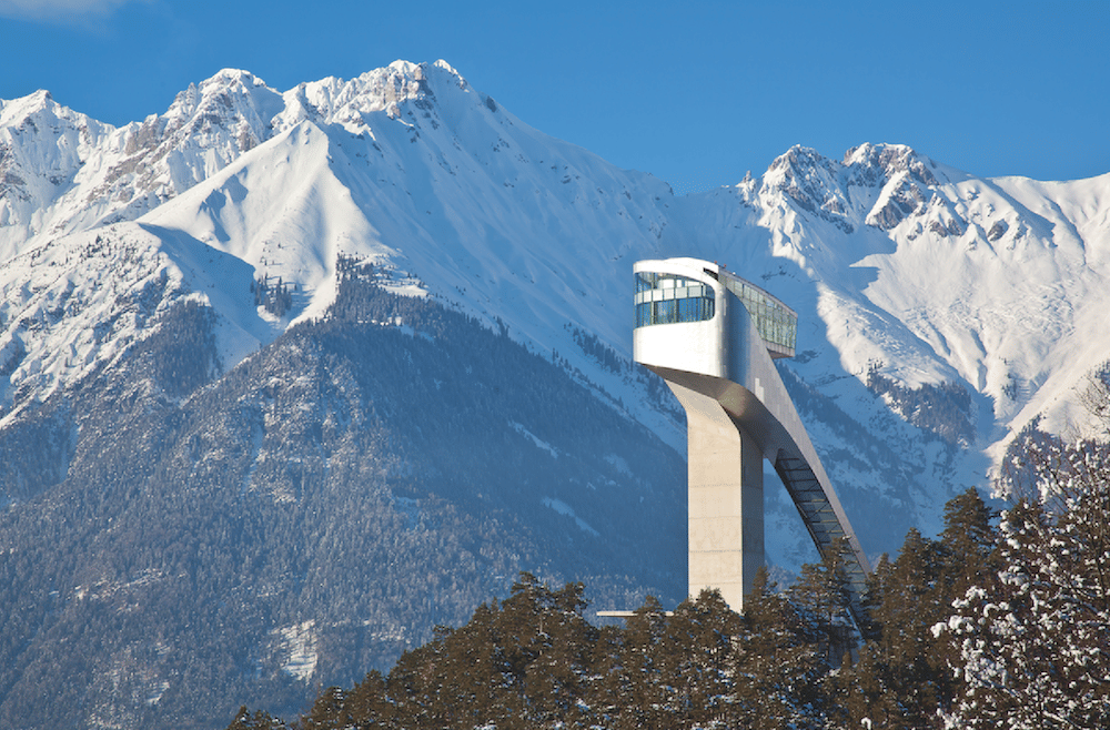 Die Sprungschanze am Rande der Stadt mit Blick auf die Berge. Die Sprungschanze am Rande der Stadt mit Blick auf die Berge.