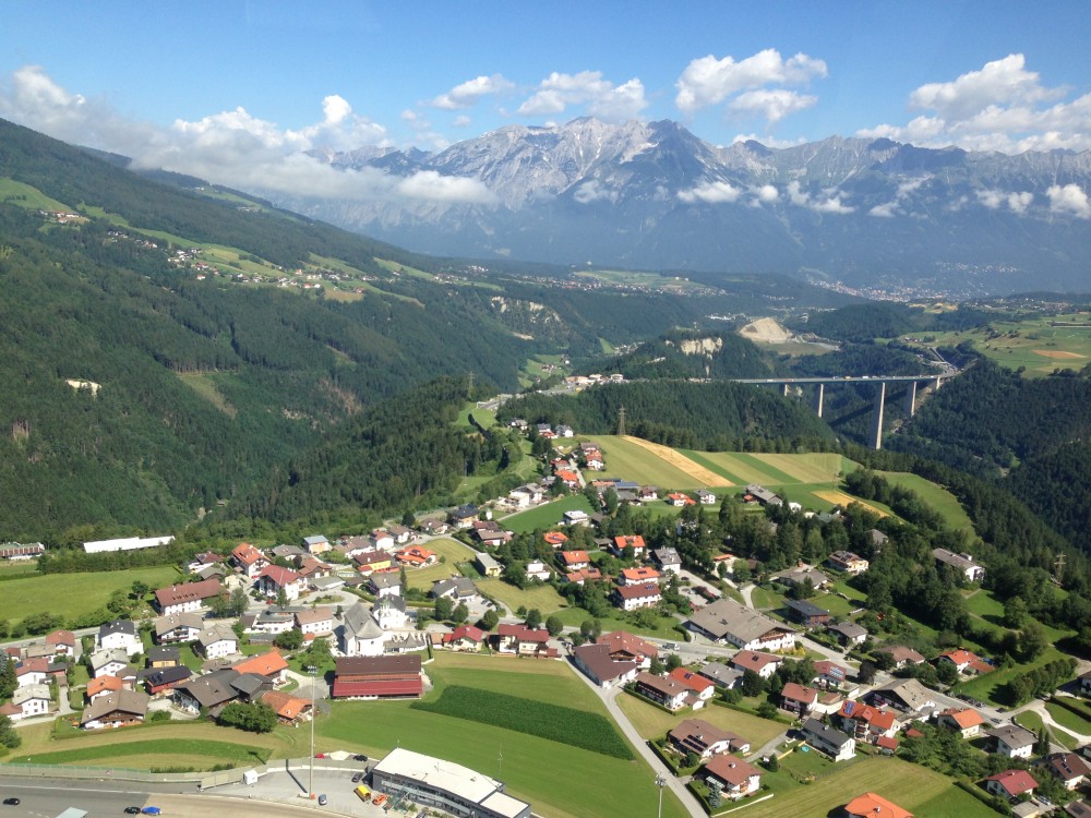 Vom Stubaital über die Europabrücke fahrend eröffnet sich einem der erste Blick auf die Nordkette.