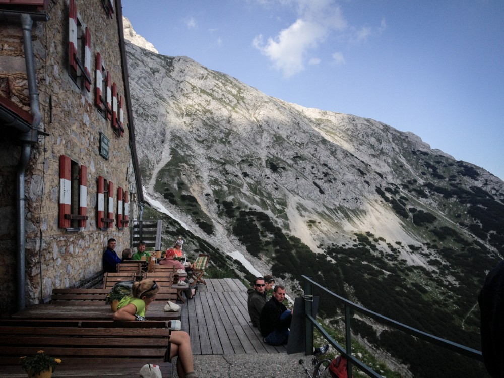 Ein lohnenswertes Ziel: die Bettelwurf Hütte in mitten der kargen Felsen.