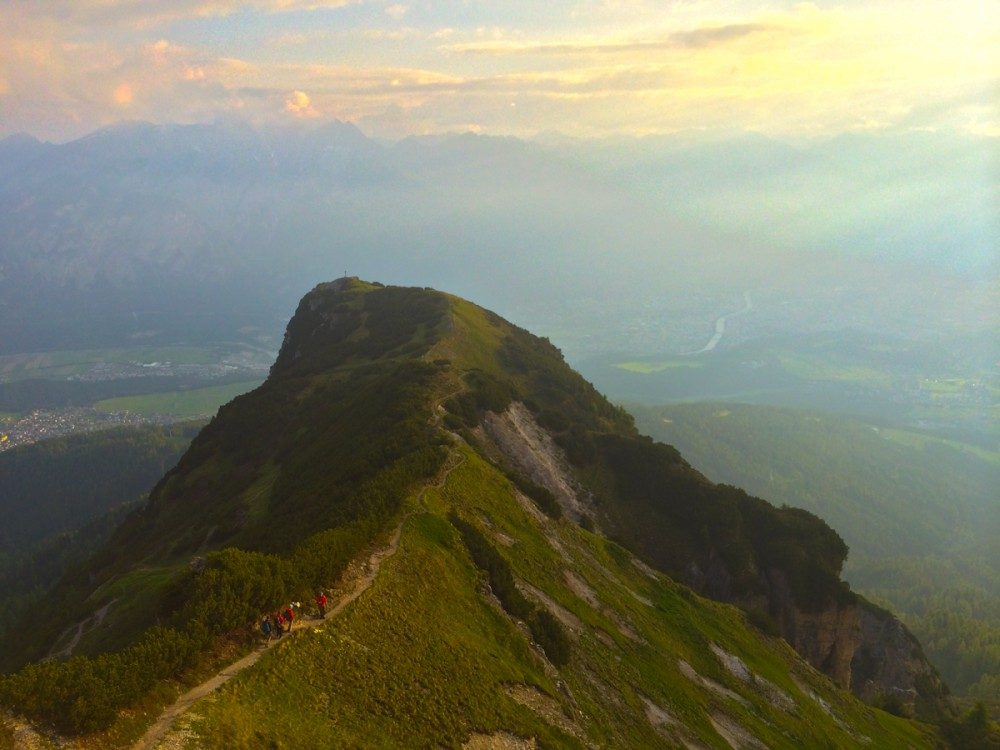 Am Weg vom Gipfel genießen wir die wärmenden Sonnenstrahlen.