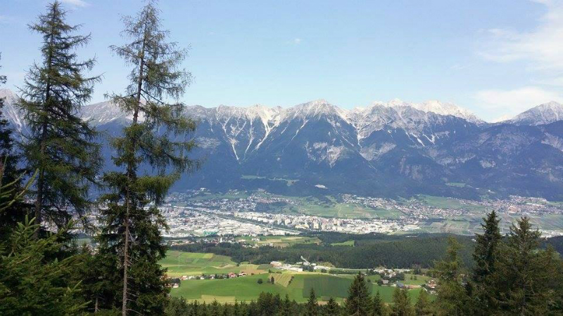 Der Weg führt durch den Wald, welcher immer wieder mit Lichtungen freien Ausblick auf Innsbruck verschafft