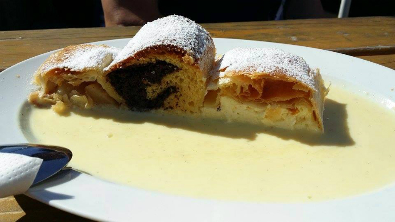 Kulinarik im Schutzhaus Patscherkofel - Der berühmte Schutzhausstrudel - Ein Traum aus Apfel-, Topfen- und Mohnstrudel