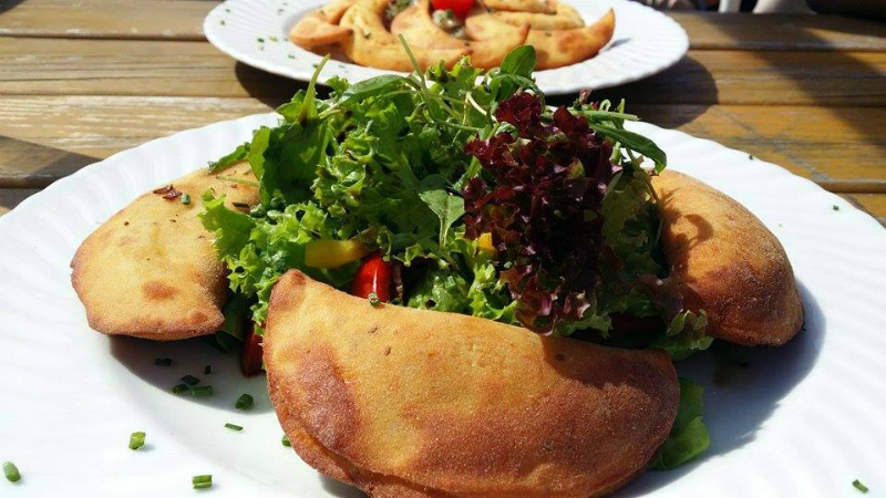 Kulinarik im Schutzhaus Patscherkofel - Erdäpfelblattln mit Spinatfüllung und frischer Salatvariation
