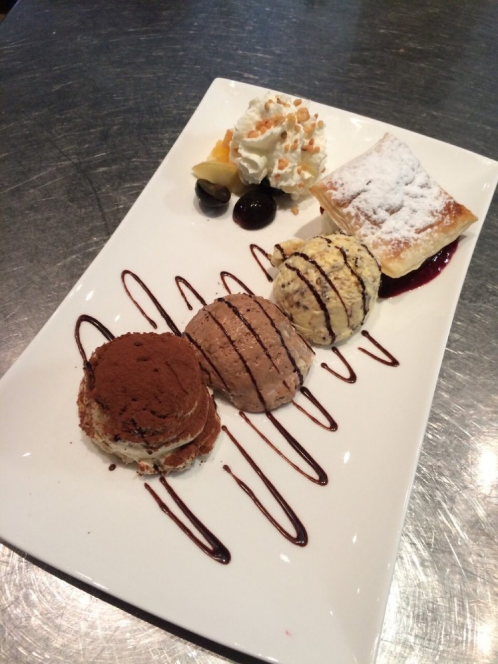 Dolce-Variation - Tiramisu, Schokomousse, Stracciatellamousse und "Waldbeerlasagne"