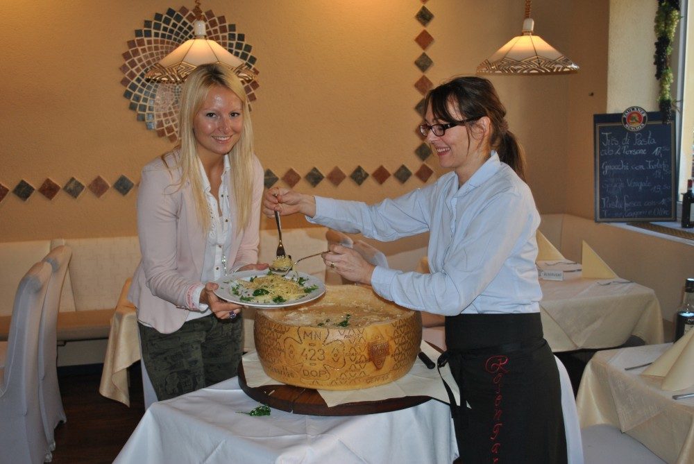 Spaghetti alla casa werden mir firsch aus dem "Riesenparmesan" von Sonja Formisano serviert