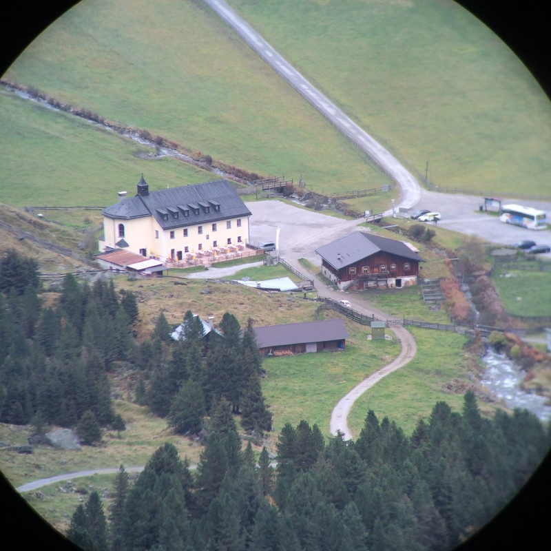 Alpengasthof und Alm in Lüsens im Sellrain Blick auf Lüsens durch das Fernglas