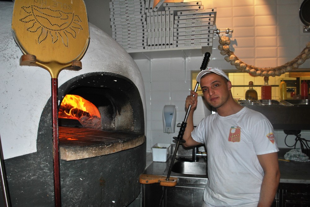 Marco zaubert die leckersten Pizzen aus dem Ofen