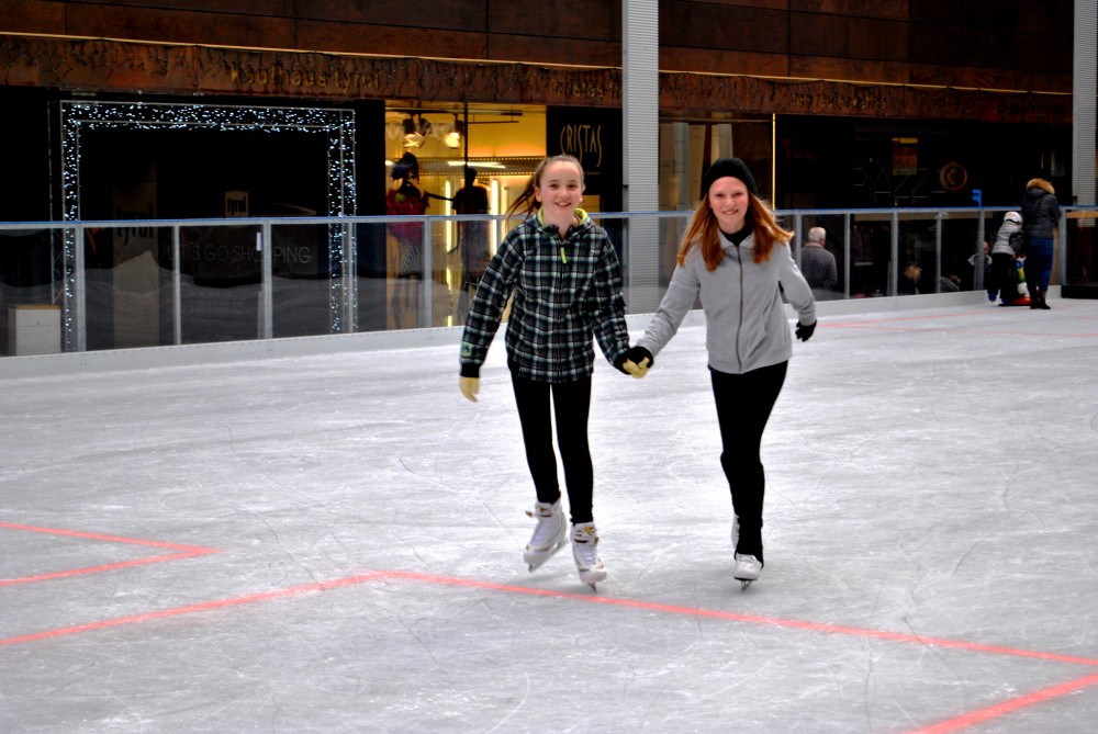 Hanna und Vanessa freuen sich über den frisch eröffneten Eislaufplatz