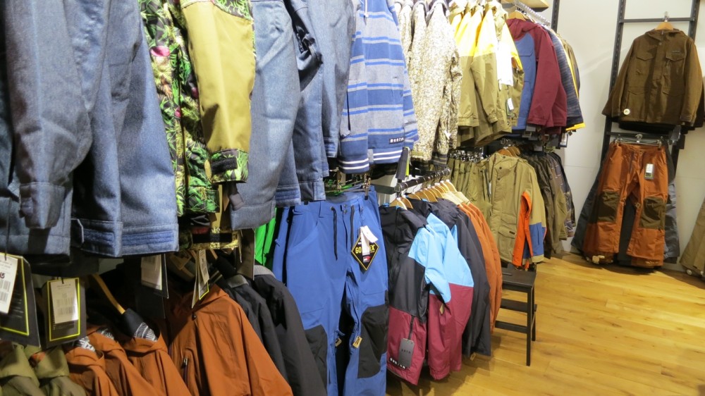 Winterkleidung im Burton Store