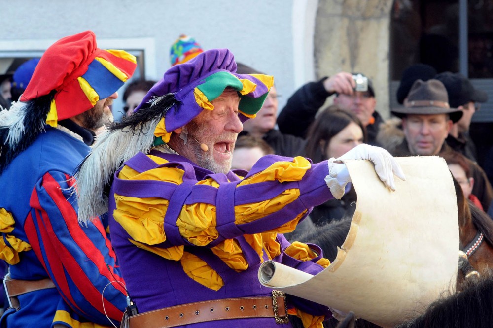 Die Herolde oder die Fasnachtsrufer: Nach dem letzten Böllerschuss um 11.00 Uhr beginnt der Fasnachtszug. Als erstes geht die Gruppe Herolde los, die aus 7 Reitern besteht. Foto: Gerhard Füreder.