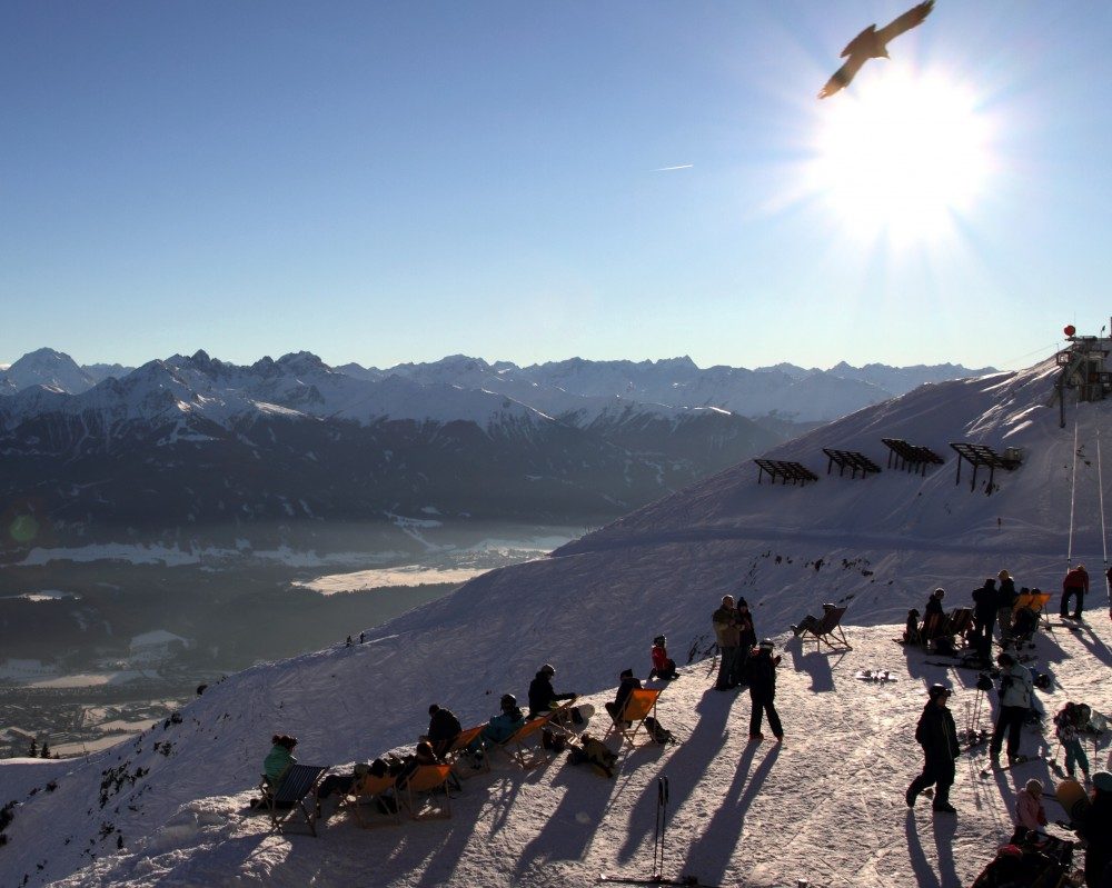 Buntes Treiben auf der Seegrube mit Blick über den Alpenhauptkamm. @TVB Innsbruck