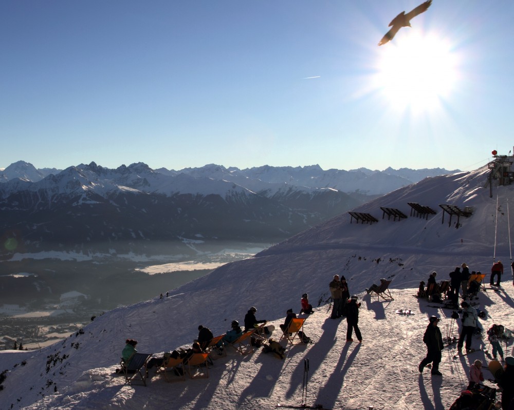 Buntes Treiben auf der Seegrube mit Blick über den Alpenhauptkamm. @TVB Innsbruck
