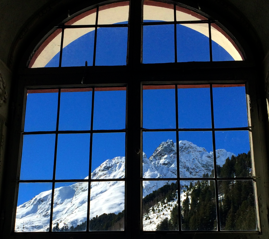 Blick aus der Magdalenenkapelle auf den Zischgeles Einmalig: Der Blick aus der Magdalenenkapelle auf den Lüsener Fernerkogel.