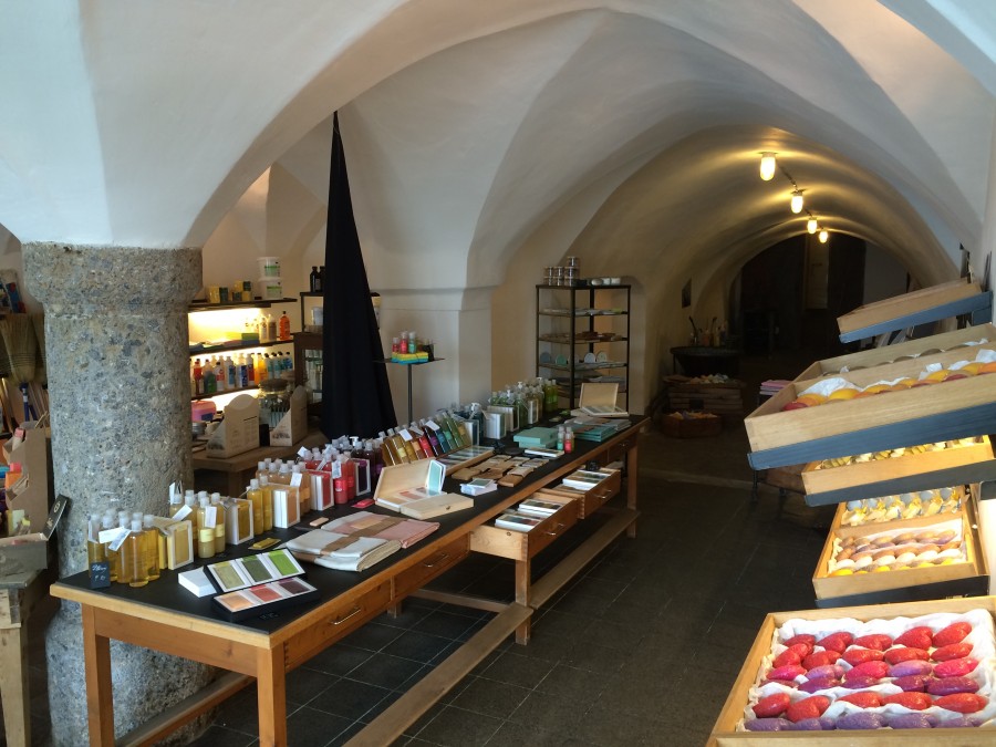 Der Seifenladen von Walde in der Innstraße in St. Nikolaus. Umgeben von uraltem Gewölbe wird hier die gesamte Angebotspalette präsentiert. 