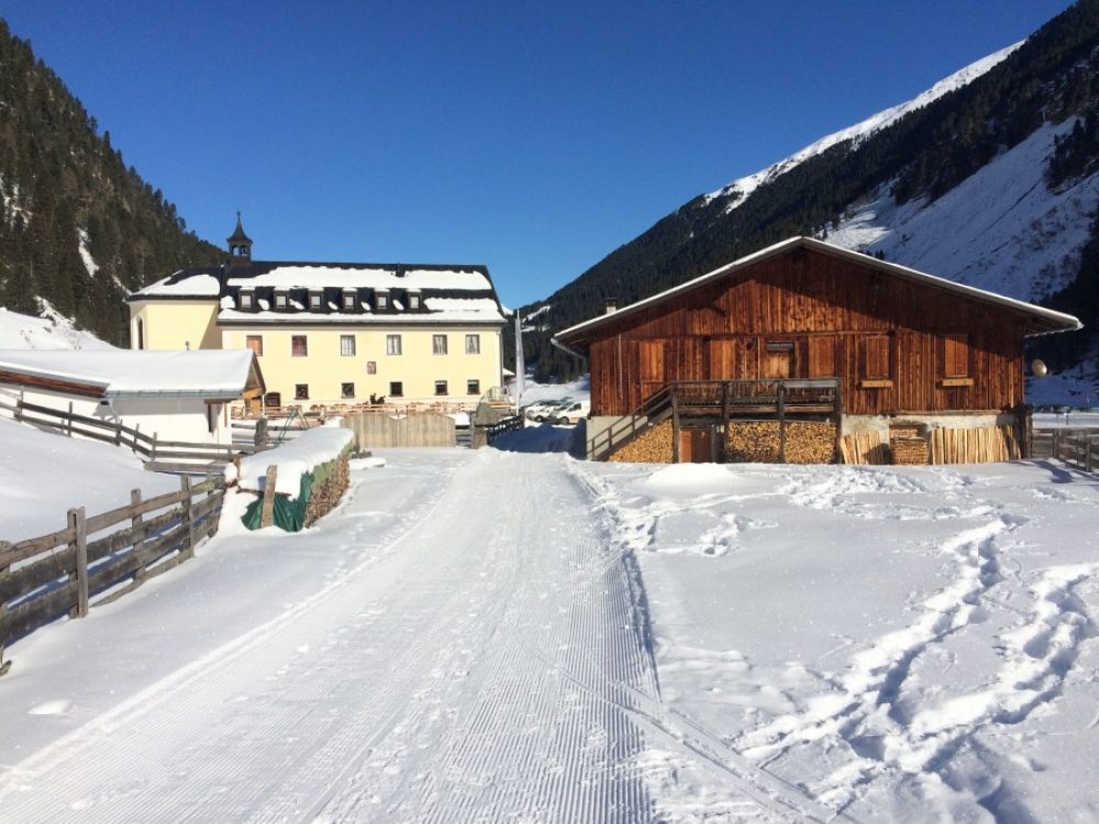 Lüsens Lüsens, Alpengasthof und Almhütte. Perlene am Talende.