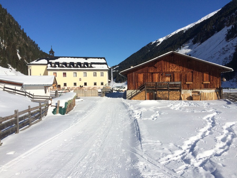 Lüsens Lüsens, Alpengasthof und Almhütte. Perlene am Talende.