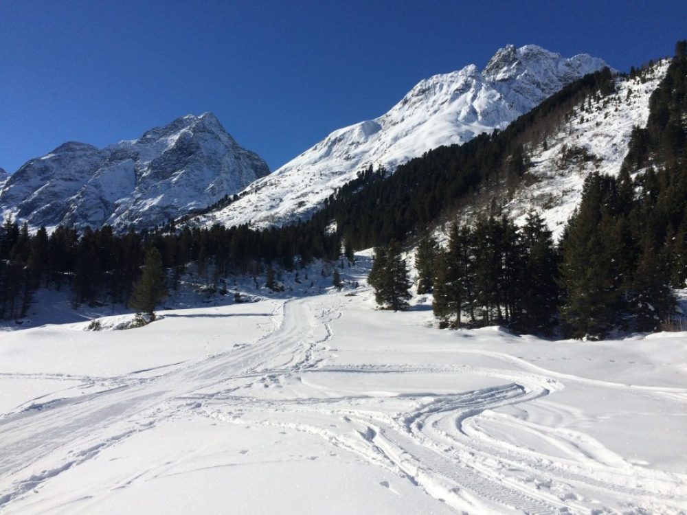 Praxmar Lüsens, Langlaufloipe Weiße Riesen verrigeln das Lüsenertal gegen Süden auf spektakuläre Weise.