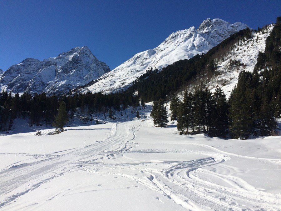 Praxmar Lüsens, Langlaufloipe Weiße Riesen verrigeln das Lüsenertal gegen Süden auf spektakuläre Weise.