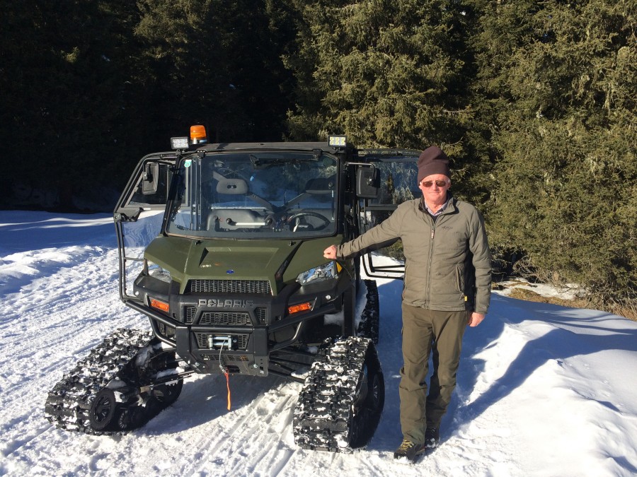 Luis Melmer mit Raupenfahrzeug Luis mit seinem Ratrac-ähnlichen Gefährt, mit dem man quer durch die schneebedeckte Landschaft kurven kann.