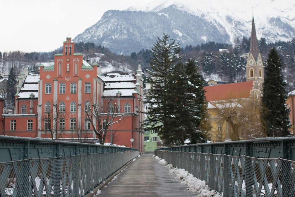 Der Béthouart-Steg zwischen Sankt Nikolaus und der Altstadt.