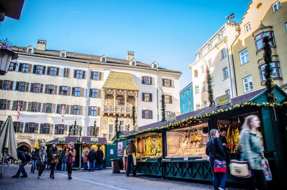 Mit rund 32 Ständen bietet der Ostermarkt in der Innsbrucker Altstadt Platz zum Genießen und Entdecken. © Alexander Tolmo