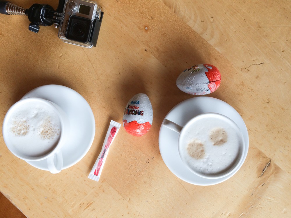 Nichts geht über einen Cappuccino und ein Überraschungsei.