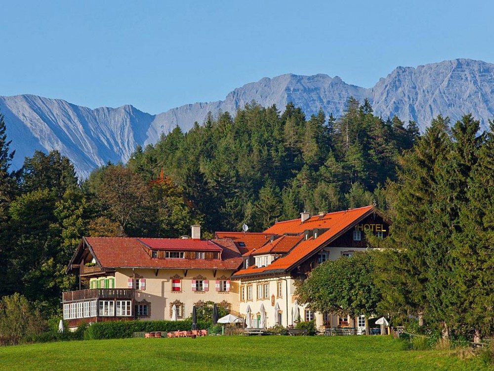 Grünwalderhof Patsch, Innsbrucker Mittelgebirge Der Grünwalderhof kann seine 'adelige Herkunft' nicht verleugnen. Auch nicht dass hier einst Postkutschen Station machten.