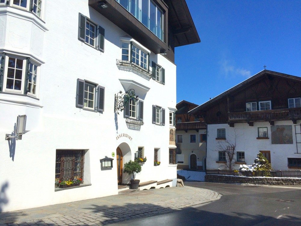 Isserwirt in Lans Der Isserwirt an der ehemaligen Salzstraße. In den Gebäuden im Hintergrund gingen lange ein Schmied und ein Wagner ihrer Arbeit nach.