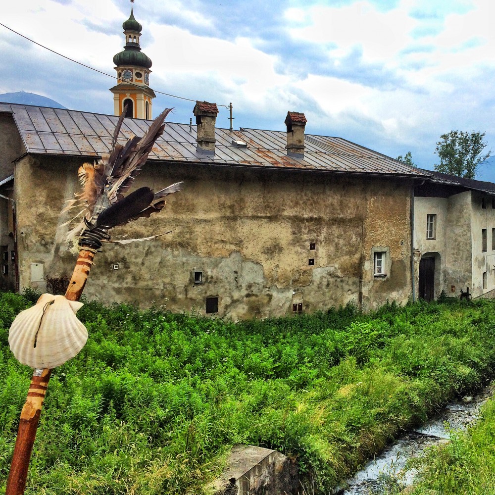 Ich fühlte mich mitten in Innsbruck, als ob ich am spanischen Jakobsweg wäre: altes Gemäuer, ein Bach. Aber es ist kein kastilisches Schlößchen sondern der Ansitz Sternberg in Mühlau.