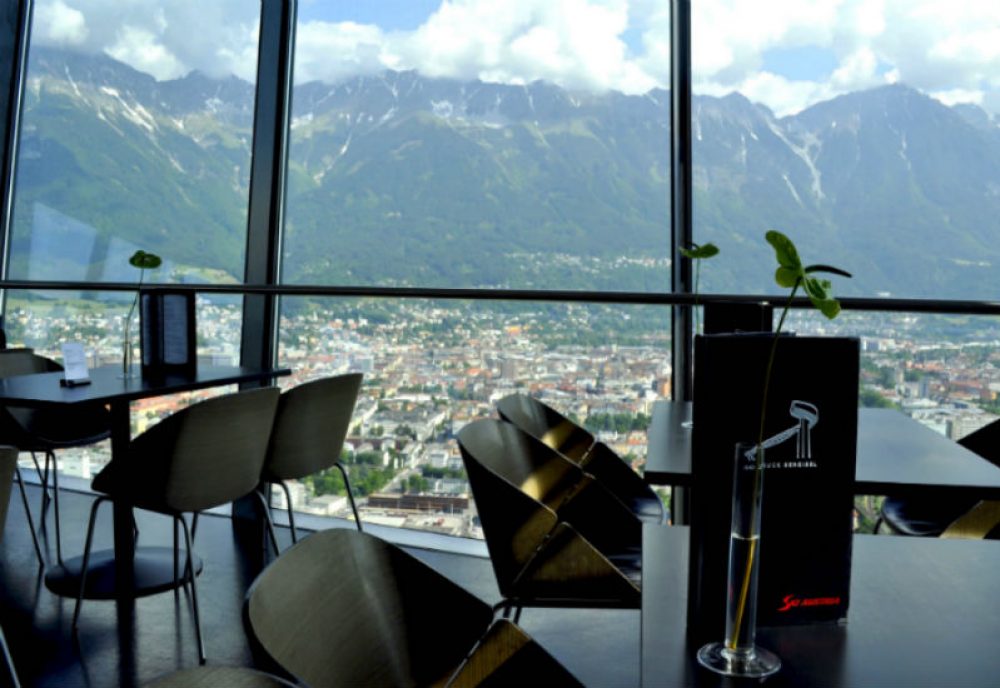 Aussicht vom Bergisel Sky über ganz Innsbruck und das umliegende Gebiet