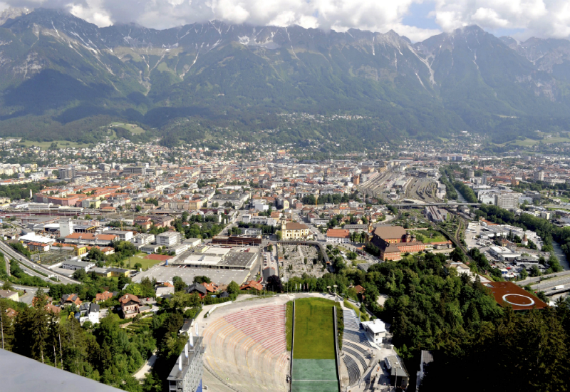 Aussicht von der Dachterrasse der Bergiselschanze mit Blick auf das Bergiselstadion