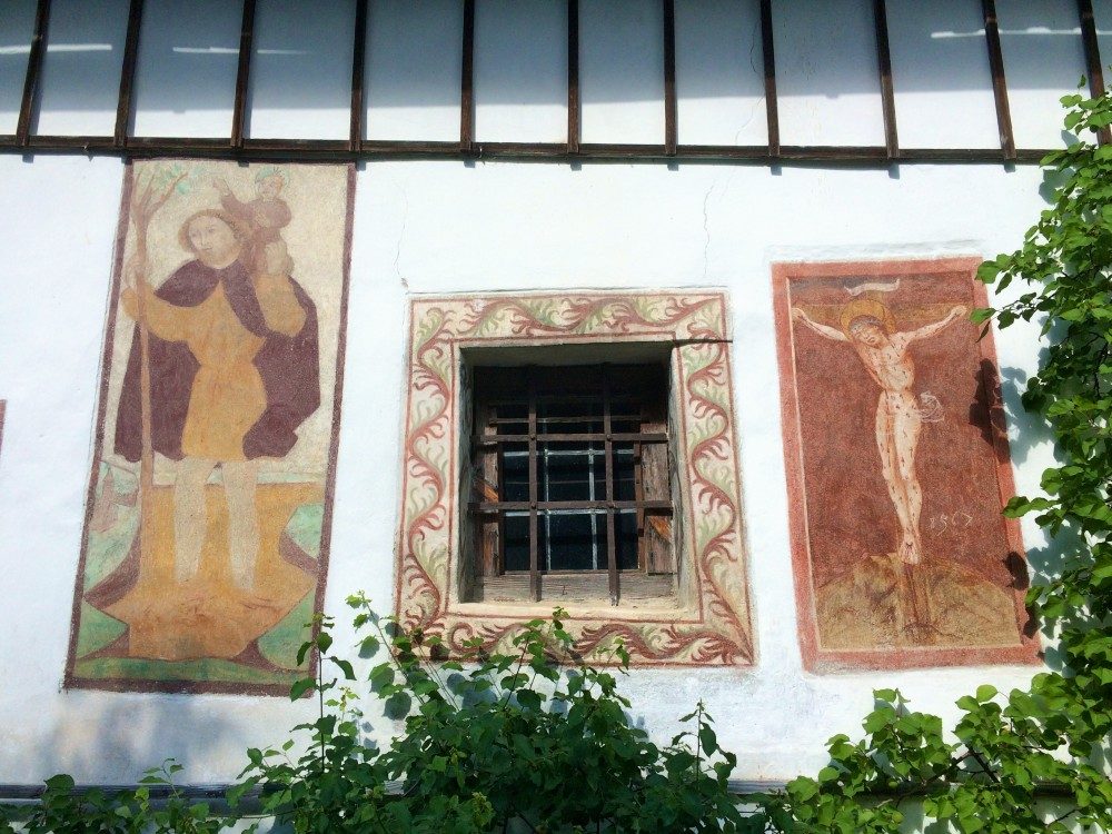 Fresken am Adelshof in Toblaten. Das Haus ist eine Pilgerherberge der Sonderklasse..
