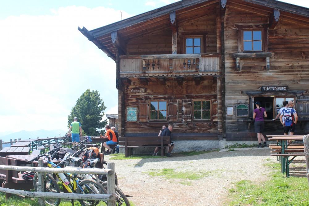 Das Alpengasthaus Boscheben verköstigt mit regionalen Schmankerln und bietet so nebenbei einen unglaublichen Blick auf das Viggartal, dem schönen "Hinterhof" des Patscherkofels. Foto: Kristina Erhard