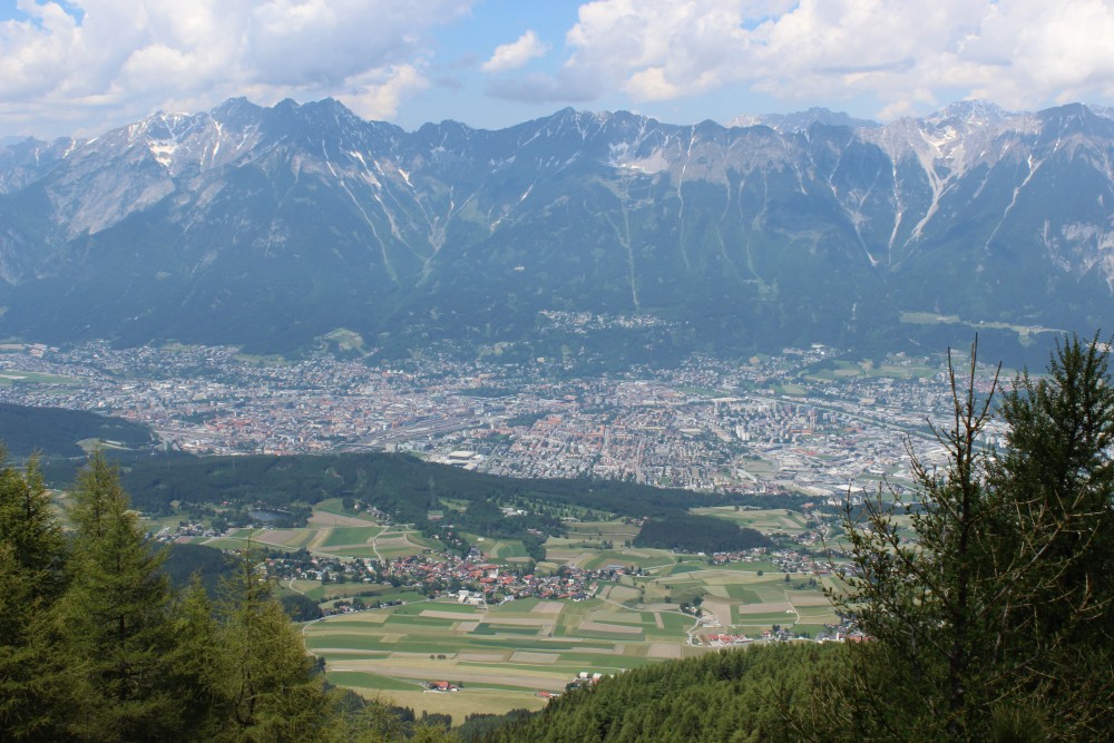 Das Mittelgebirge: ein Plateau mit seinen südlichen Feriendörfern über Innsbruck. Foto: Kristina Erhard