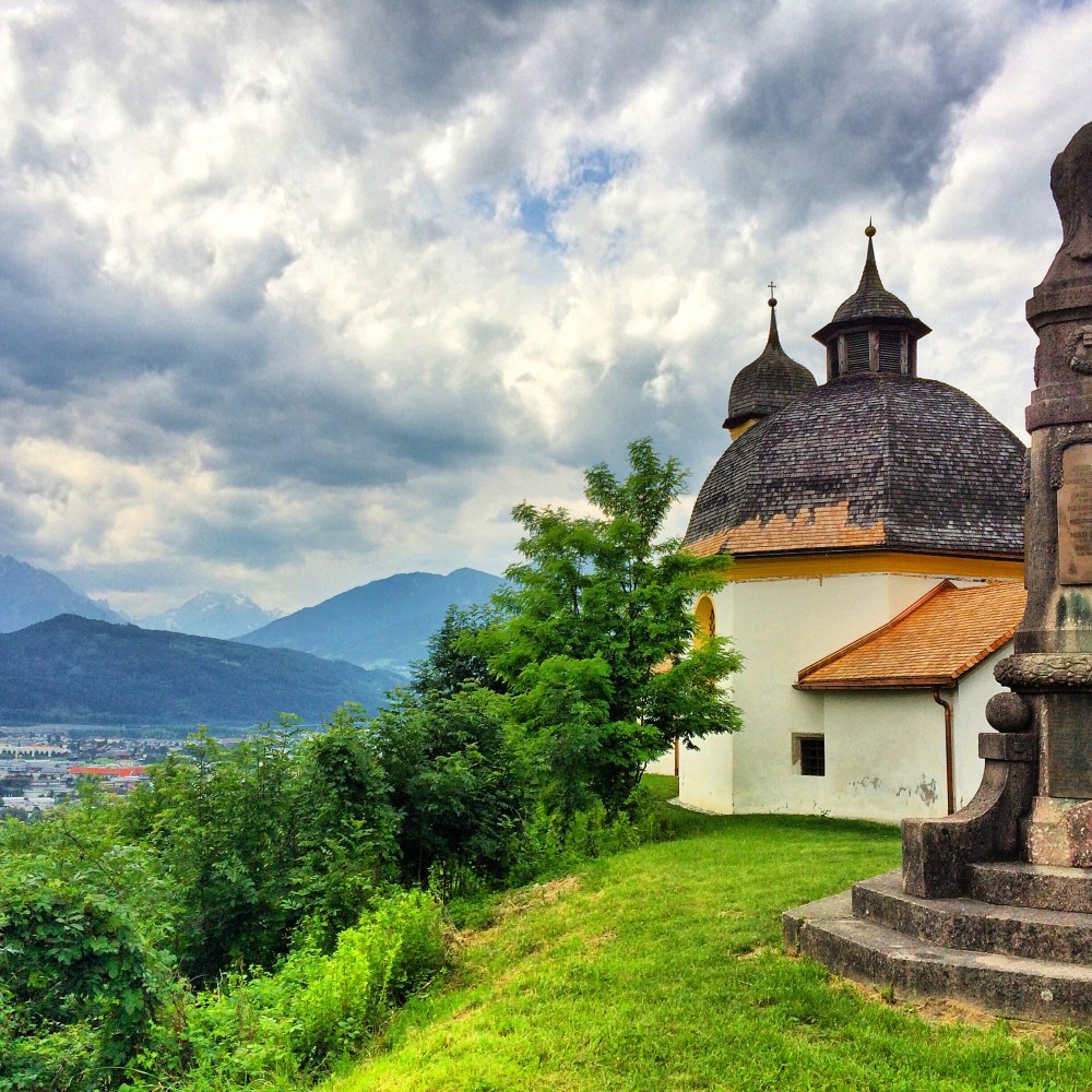 Ein weithin sichtbares Wahrzeichen: die Kalvarienbergkapelle von Arzl