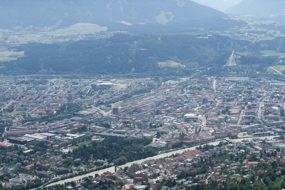Die Stadt Innsbruck aus dem Segelflieger.
