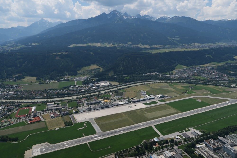 Der Flughafen von oben. Rechts unten im Bild ist die Wiese der Segelflieger.