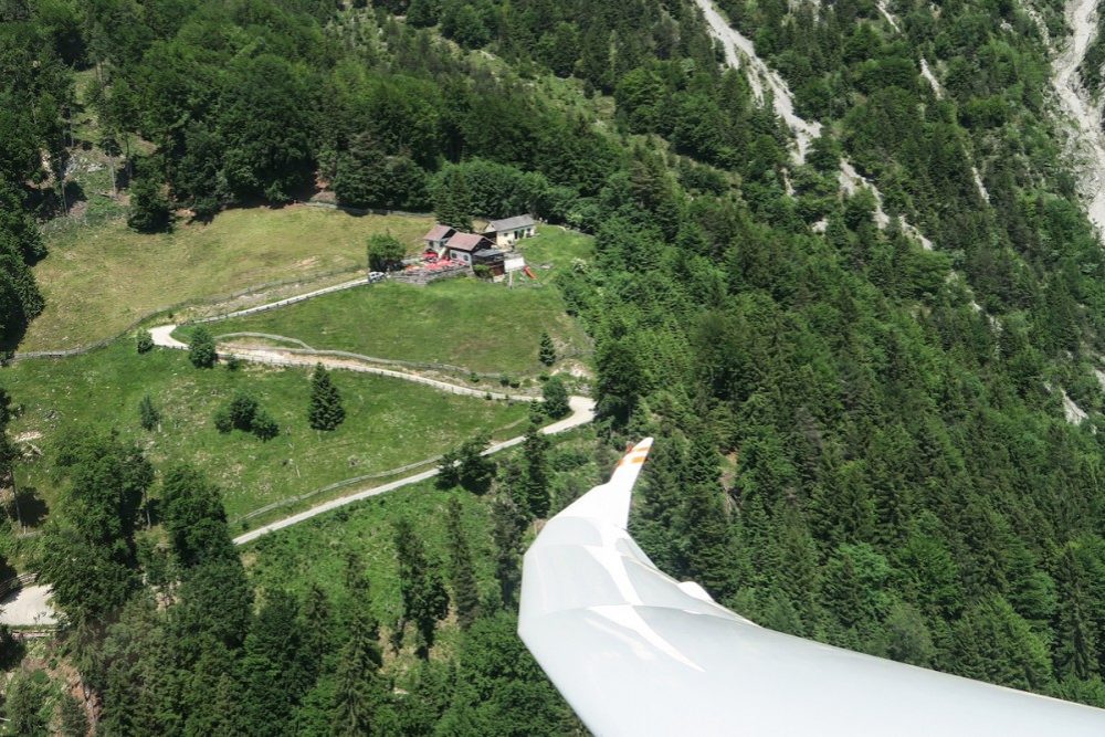 Der Rauschbrunnen von oben. Zu Fuß geht man rund eine Stunde hinauf, mit dem Segelflieger sind es nur wenige Minuten vom Flugplatz.