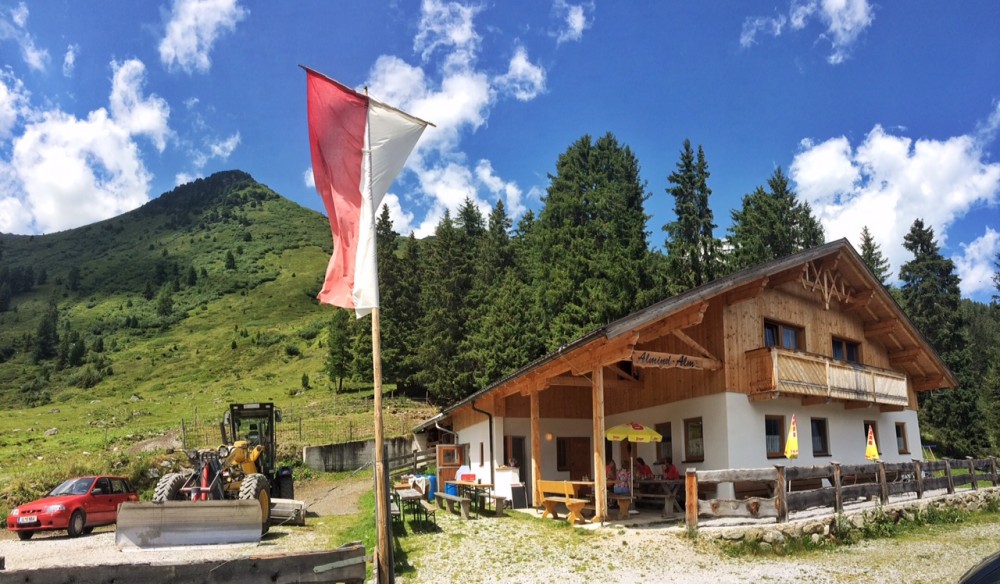 Die Almind-Alm im Fotschertal des Sellrain