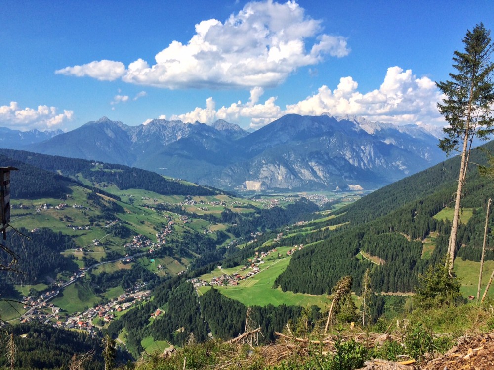 Ein letzter Blick ins Tal bevor der Weg durch den Wald zurück zum Parkplatz beim Gasthof Berghof führt.