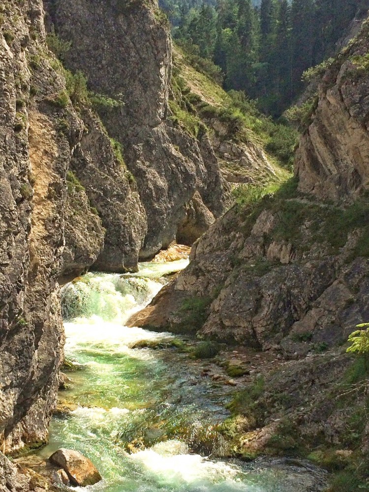 Die Gleirsch - ein Zufluss der Isar - hat sich tief in das Kalkgebirge des Karwendels gegraben