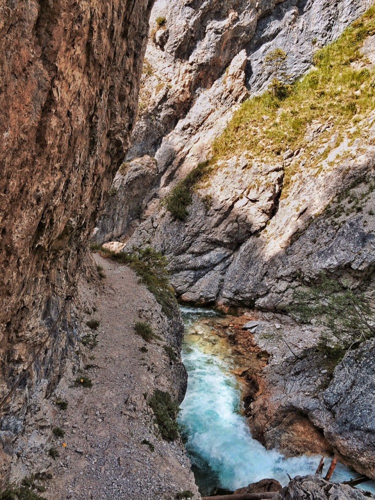 Einer der Wege, die das unmittelbare Klamm-Erlebnis zum Abenteuer werden lassen.