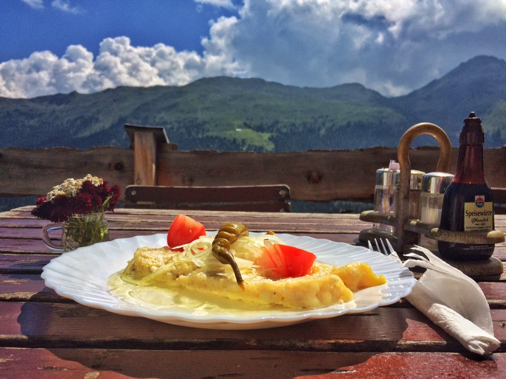 Das Panorama ist ein Bonus, der zum hervorragenden Graukaas von der Almind-Alm geboten wird.