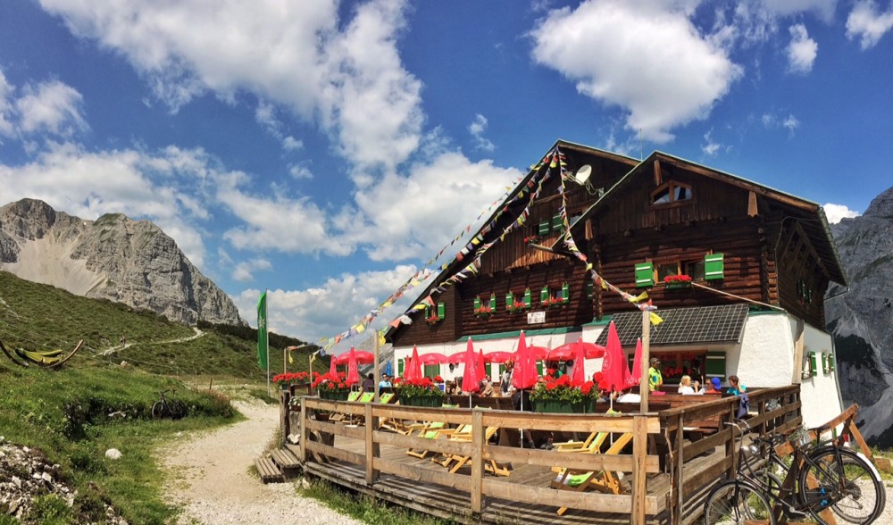 Die Pfeishütte mit den nepalseischen Gebetsfahnen als Hommage an den nepalesischen Mitarbeiter auf der Hütte