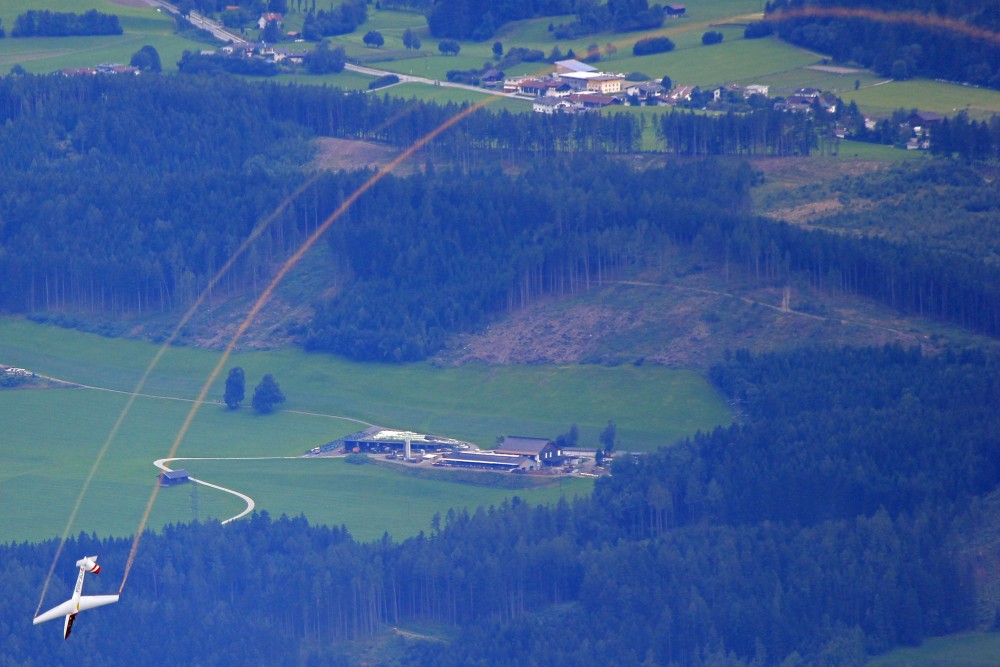 ISV stunt plane flies over Innsbruck
