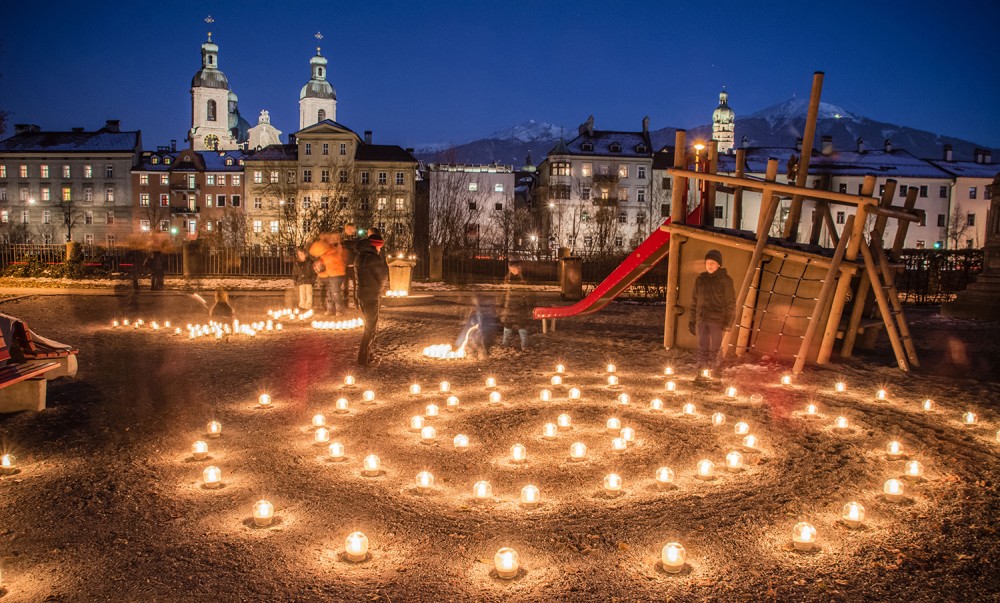 Con calma e a lume di candela è possibile passeggiare lungo la Mariahilfstraße di Innsbruck, chiusa al traffico per l'occasione. Foto: TVB Innsbruck