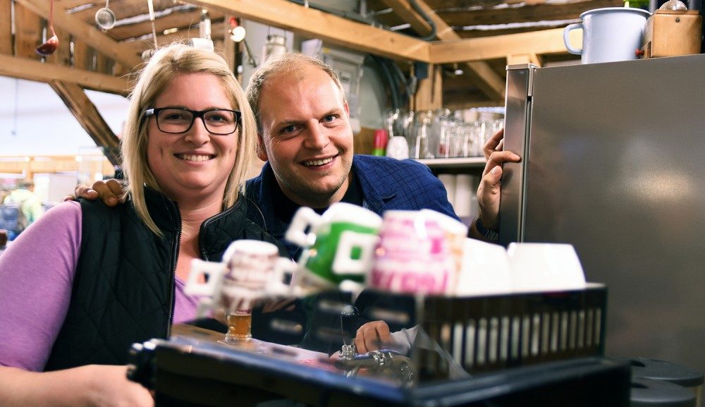 Albert und Alexandra sind die Verantwortlichen für das Bauernfrühstück in der Markthalle. Mit gutem Essen aus der Region sorgen sie für volle Bäuche und zufriedene Menschen. Foto: Vil Joda.
