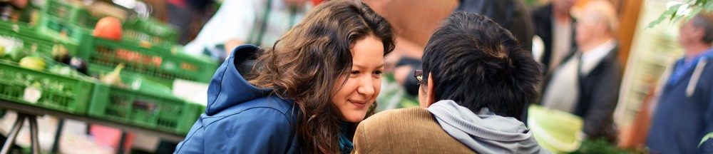 Schön ist es beim Bauernfrühstück in der Markhalle, wenn die Luft ein wenig mit Liebe gewürzt wurde. Foto: Vil Joda.