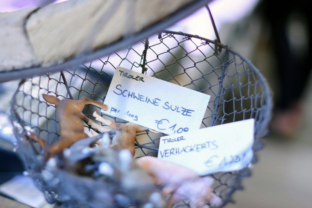 Die Schweinssulze und das Verhackerte gibt es hier auch in Echt. Foto: Vil Joda.